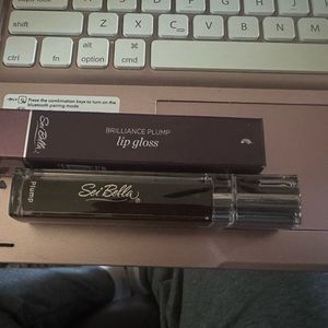 NIB Brilliance Plump blk cherry colored lipgloss, by Sei Bella. A green company.
